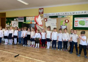 Odśpiewanie Mazurka Dąbrowskiego przez całą społeczność przedszkolną